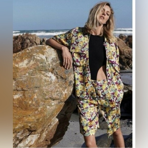 Zara Bermuda Shorts Floral Satin Feel Pleated Side Pockets Size L - Picture 9 of 9